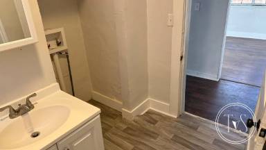 Main picture of 1022 W 41st St