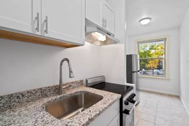 Main picture of 1440 W Howard St