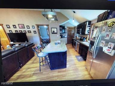 Main picture of 609 E Adams St