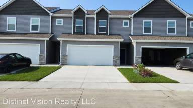 Main picture of 208 NE Woods Ln