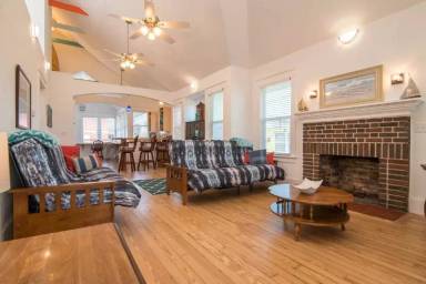 Main picture of 609 Lenox Ave
