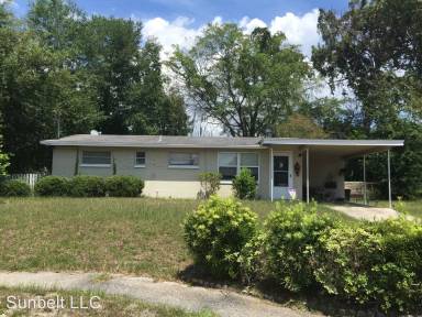 Main picture of 210 Lee Dr