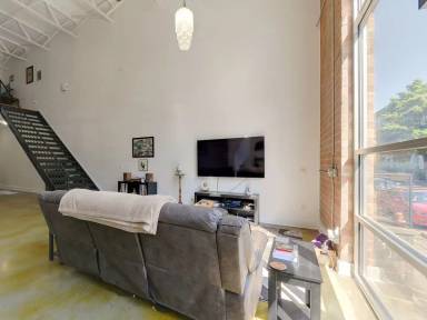 Main picture of 927 W Hill St