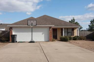 Main picture of 215 Logan Lee Loop