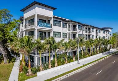 Main picture of 2413 N Tamiami Trl