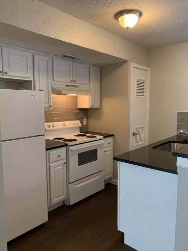 Main picture of 303 W 40th St