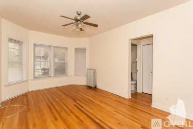 Main picture of 3910-28 N Pine Grove Ave