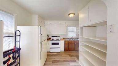 Main picture of 305 E Avenue D