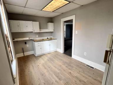 Main picture of 220 E Van Buren St