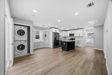 Main picture of 357 W Clinton St