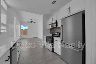 Main picture of 1102 E McIntyre St