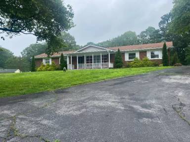 Main picture of 224 Park Circle Dr W