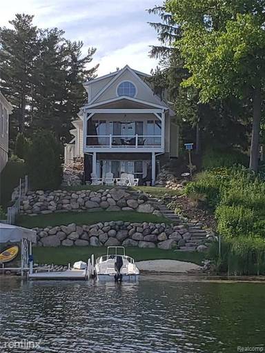 Main picture of 895 Central Dr