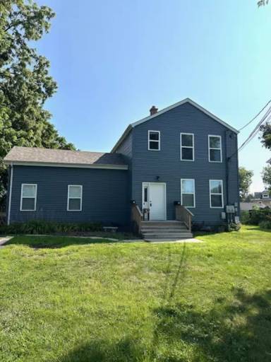 Main picture of 326 Railroad St