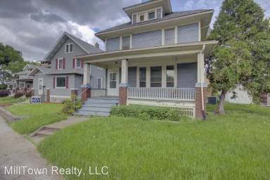 Main picture of 2715 Brady St