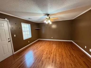 Main picture of 2044 Obrig Ave