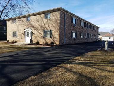 Main picture of 137 E Division St