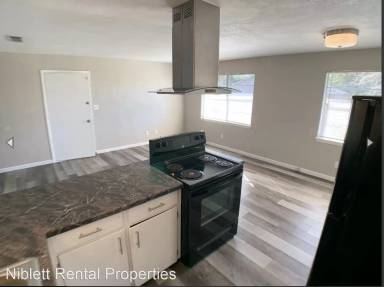 Main picture of 900 Wildwood Rd