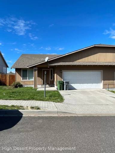Main picture of 818 SE Strawberry Ln