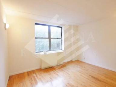 Main picture of 95 E 4th St