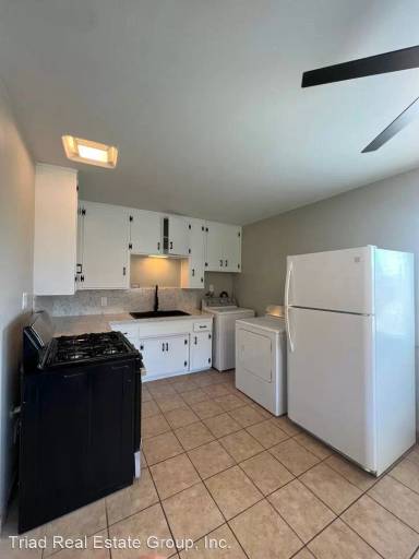 Main picture of 881 Manhattan Ave