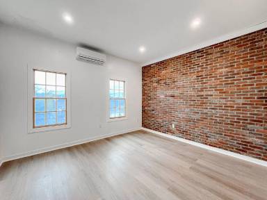 Main picture of 208 Warren St