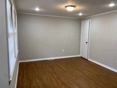 Main picture of 203 Barnhill St
