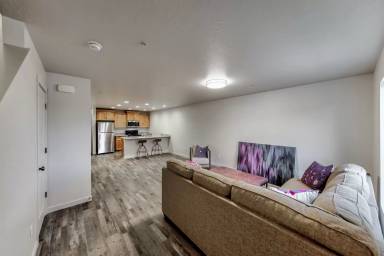 Main picture of 1021 E Iowa Ave