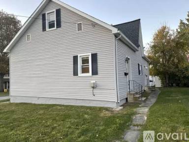 Main picture of 736 1/2 W Charles St