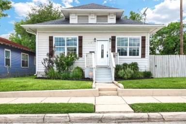 Main picture of 2219 N Flores St