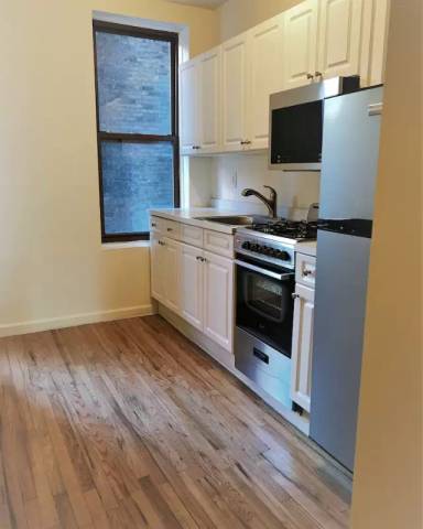 Main picture of 255 West 10th St
