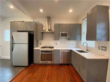 Main picture of 305 W 29th St