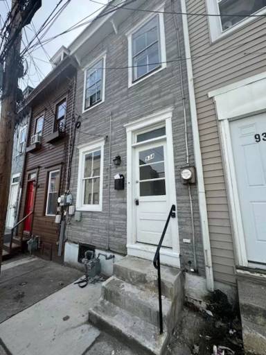 Main picture of 934 W Pine St