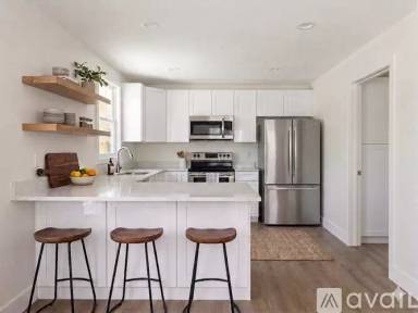Main picture of 701 W Plaza Pl