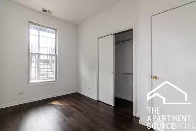 Main picture of 3328 N Clark St