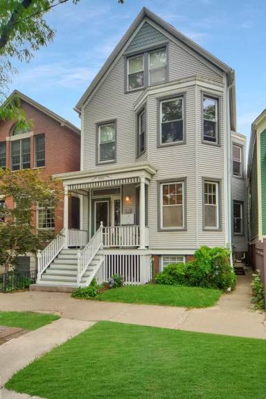 Main picture of 2102 W Belle Plaine Ave