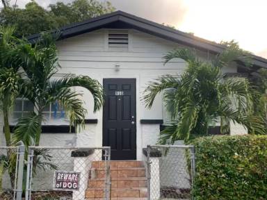 Main picture of 910 SW 10th Ave