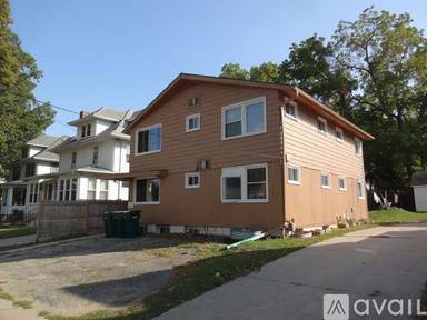 Main picture of 1020 Center St W