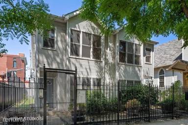 Main picture of 2622 N Ashland Ave
