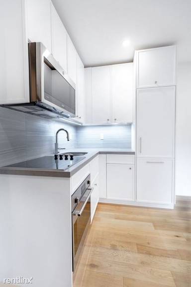 Main picture of 236 W 10th St