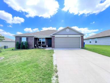 Main picture of 868 NW Evans Cir