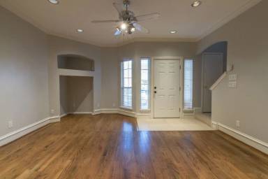 Main picture of 3904 Brandon Park Dr