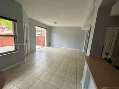 Main picture of 6201 NW 114th Pl