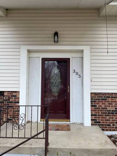 Main picture of 305 SW Ensley Ln