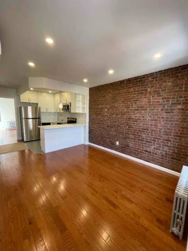Main picture of 319 E Houston St