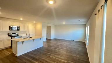 Main picture of 424 Middlebury Ln