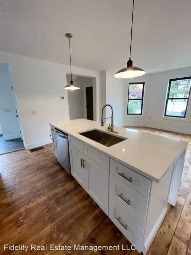 Main picture of 69 Beacon St