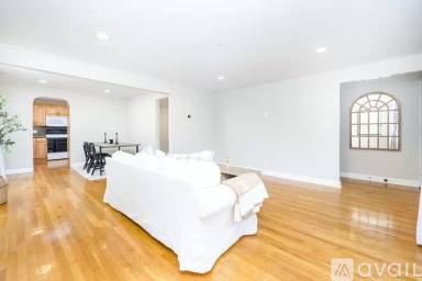 Main picture of 894 Farmington Ave