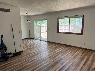 Main picture of 401 S Village Ct