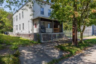 Main picture of 1550 E 49th St